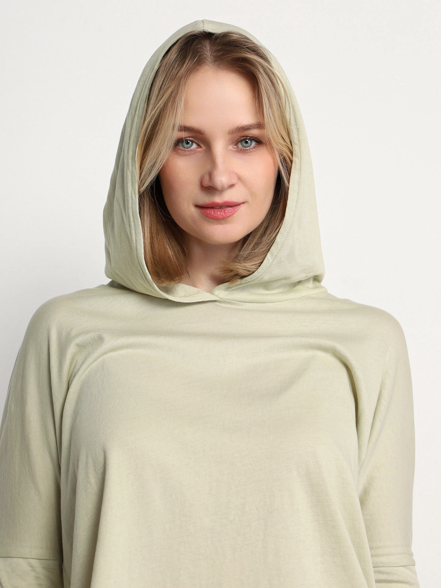 Футболка оливкового цвета из хлопка с капюшоном